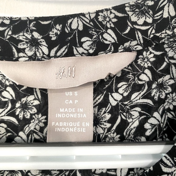 NWOT H&M V-neck dress size Small - Picture 4 of 10